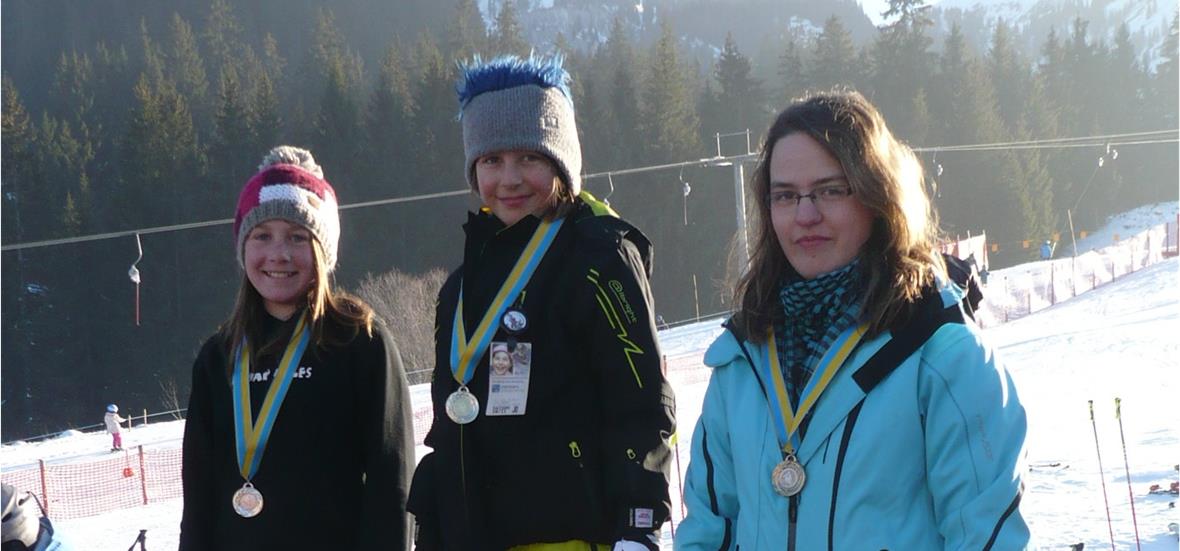 Sepp Gerber siegte am Rossberg Das Podest der JO Mädchen; Janine Küfer (2.), Lisa Gerber (1.), Angela Senften (3.).
