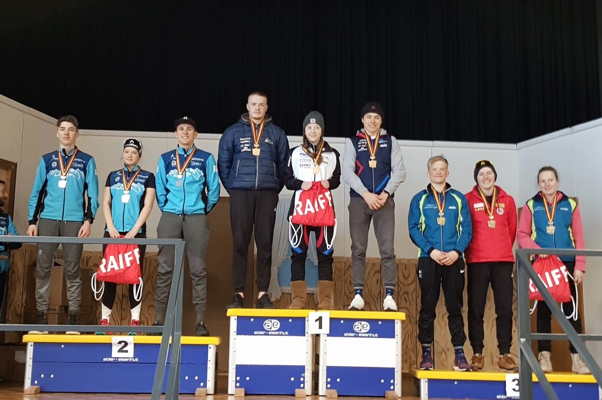 Das Podest der Klubstaffel: Der zweitplatzierte NSC Oberhasli, die Sieger vom SC Plasselb sowie die Drittplatzierten vom Skiclub Lenk.