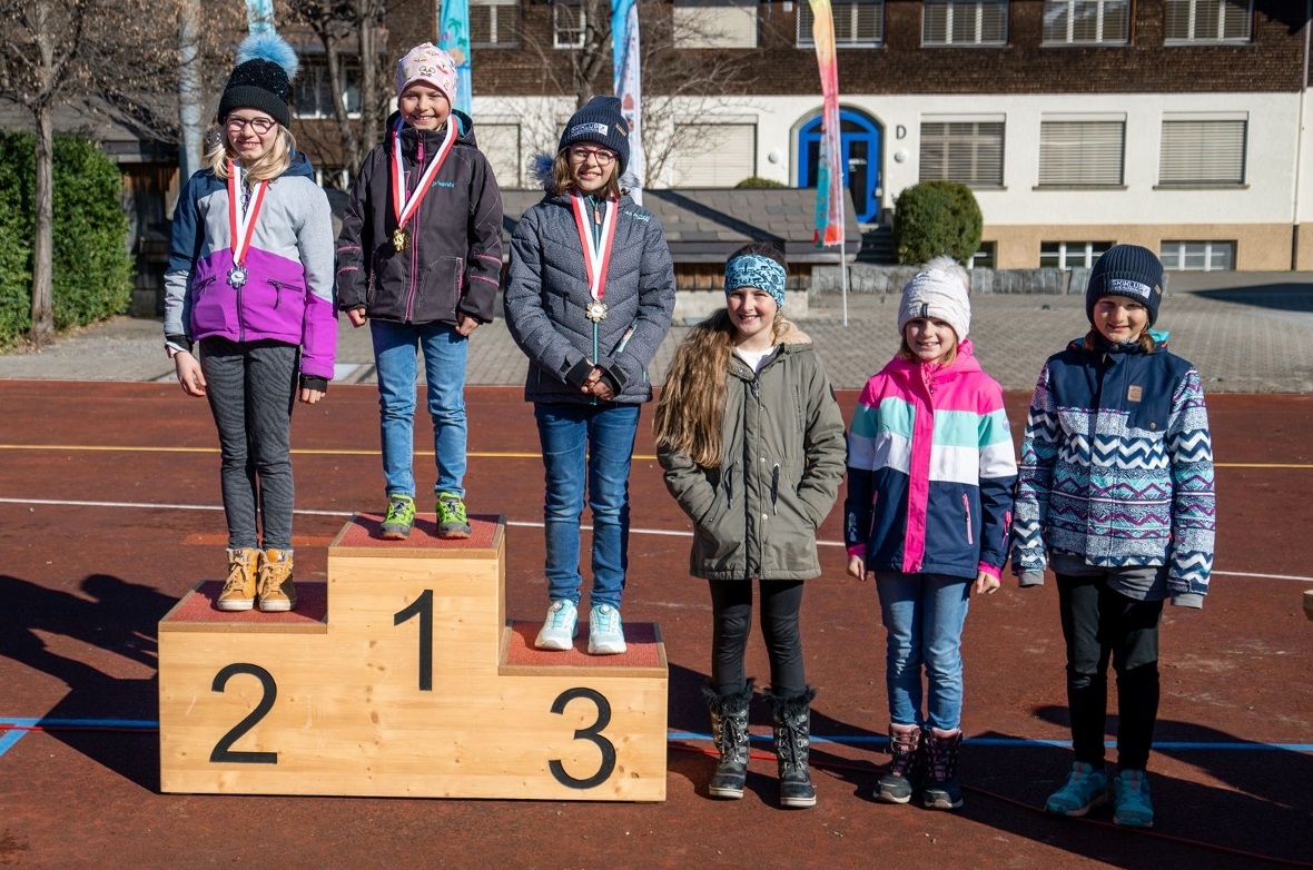 Das Podest der Mädchen 3./4. Klasse (v.l.):  Aline Tellenbach, Samira Strasser, ...
