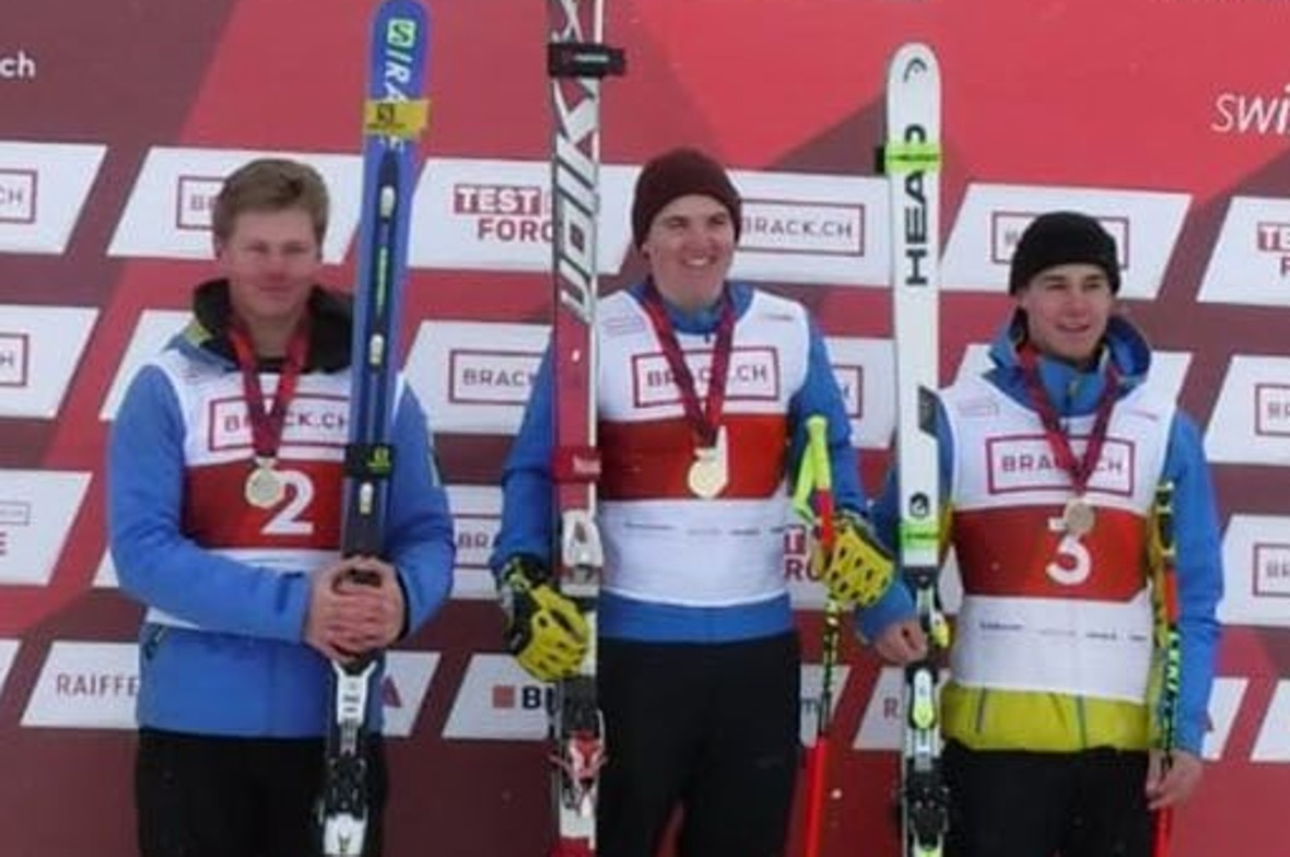 Das Podest der Männer Super-G U18: Lucas Weitering, 2. Platz, der Sieger Silvano Gini und Franjo von Allmen auf dem dritten Platz.