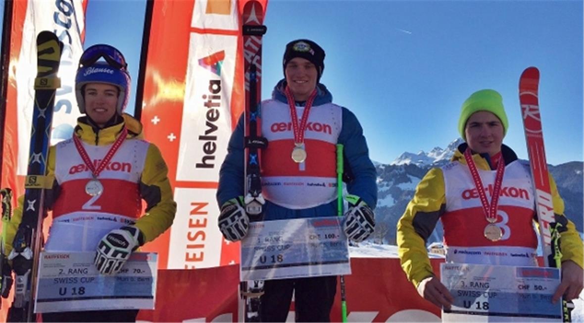 Das Podest der Schweizermeisterschaften im Riesenslalom U18 mit dem Zweitplatzierten Joel Oehrli aus Lauenen, dem Sieger Semyel Bissig sowie dem Dritten Lars Rösti aus St. Stephan.