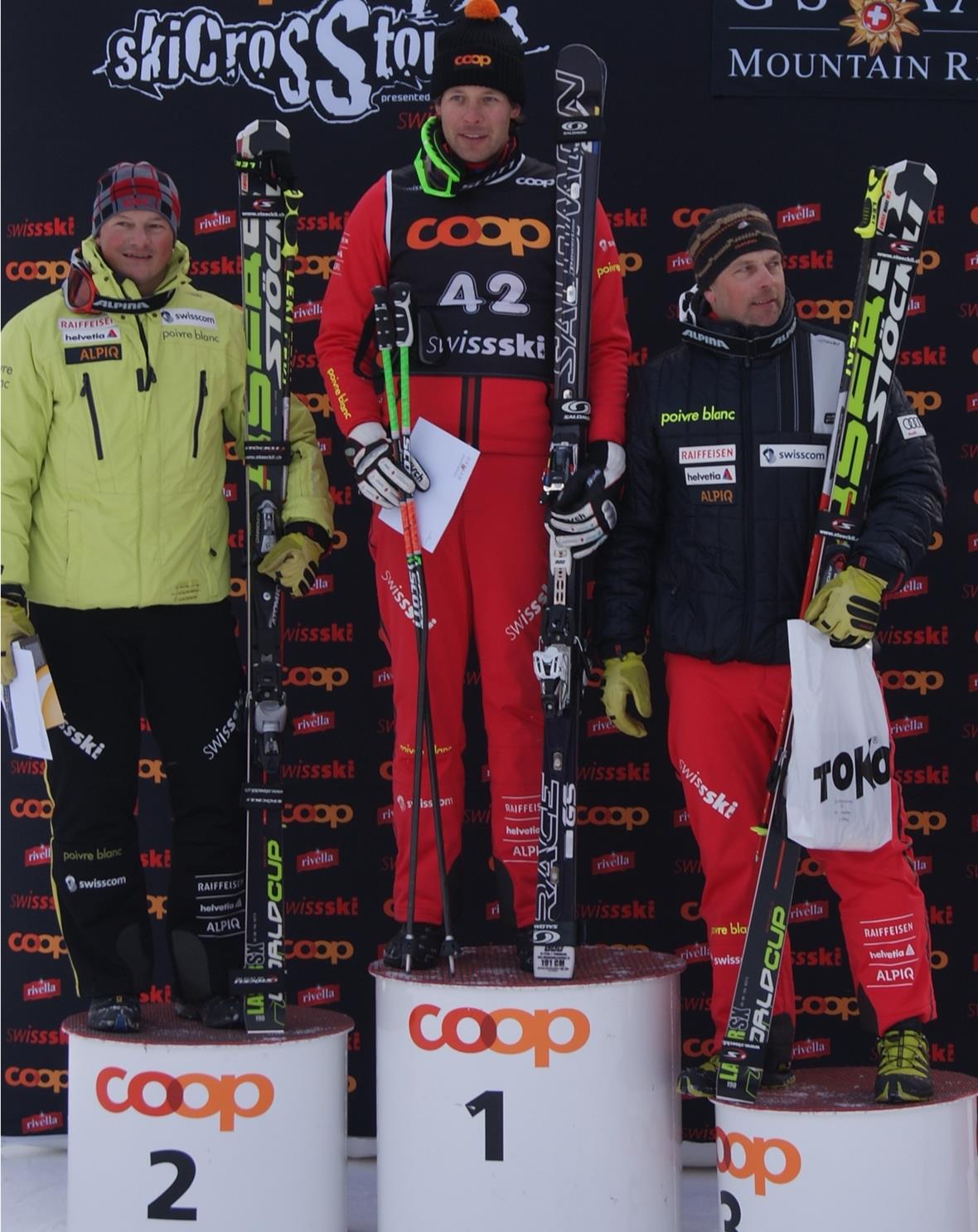 Spektakel pur an den Snowgames in Zweisimmen Das Podest des Europa-Cuprennens der Skicrosser: Richard Spalinger, Zweisimmen (2.), Res Steffen, Saanen, (Sieger) und Thomas von Gunten, Schönried (3.).