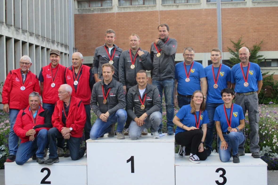 Das Podest im Feld E: Auf dem zweiten Rang Zweisimmen Schützen 1 mit 682 Punkten, der Sieger Erlenbach-Wimmis SG1 mit 683 Punkten und auf dem dritten Rang Reutigen FS1, 680 Punkte.