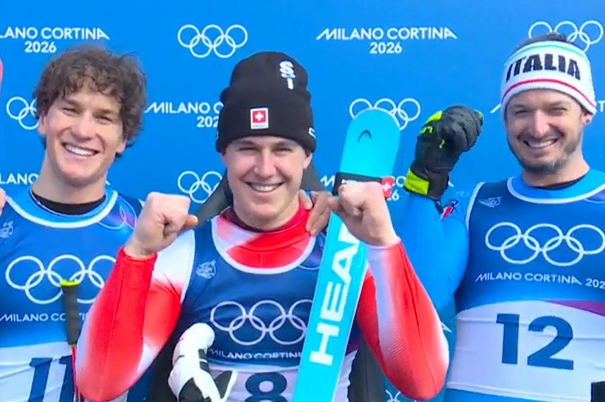 Das Podest in der Abfahrt an der Olympiade 2026: Silber Giovanni Franzoni (ITA, +0,20 Sekunden), Gold Franjo von Allmen (1:51,61 Minuten) und Bronze Dominik Paris (ITA, +0,50).