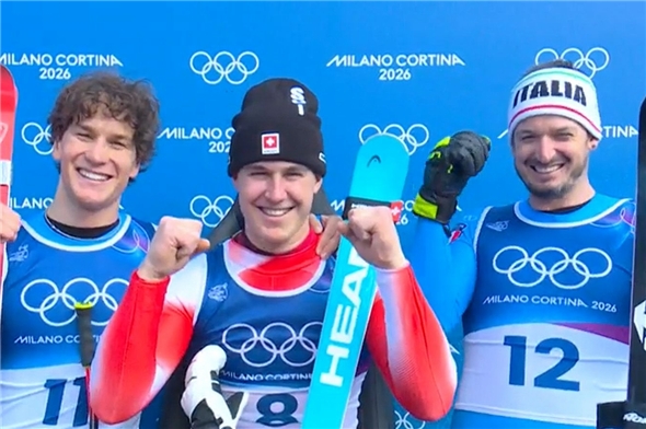 Das Podest in der Abfahrt an der Olympiade 2026: Silber Giovanni Franzoni (ITA, +0,20 Sekunden), Gold Franjo von Allmen (1:51,61 Minuten) und Bronze Dominik Paris (ITA, +0,50).