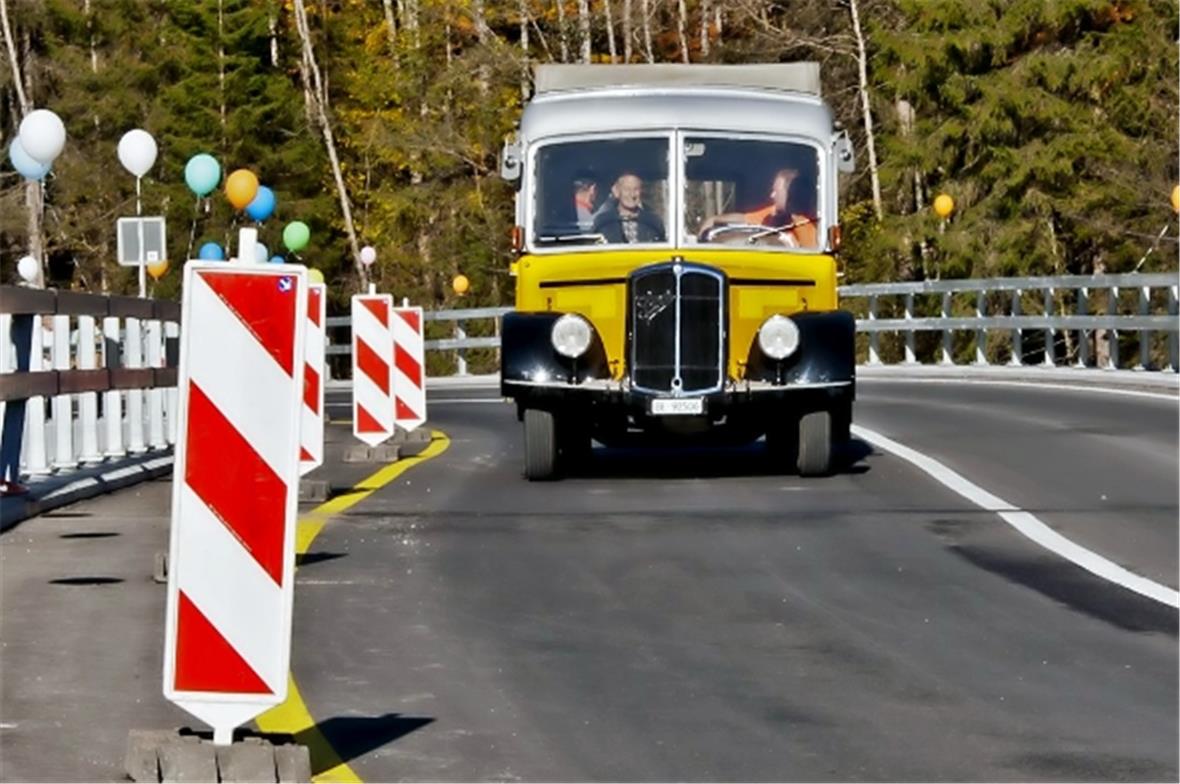 Das Postauto aus den frühen 50ern brachte die geladenen Gäste als «Einweihungsakt» über die geschmückte Laubeggbrücke.