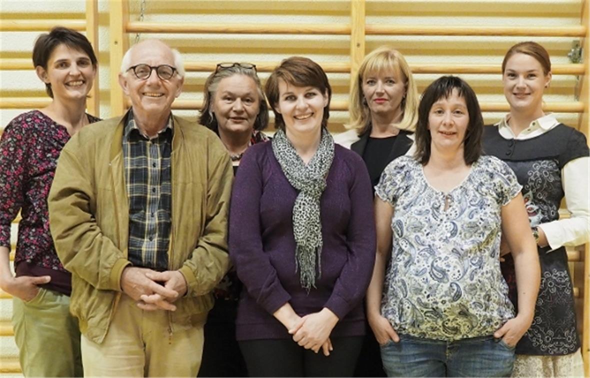 Das Projektteam der Genossenschaft Geburtshaus Maternité Alpine (v.l.n.r.): Präsidentin Ursula Michel, Dr. Ruedi Minnig, Hebamme Marianne Haueter, Finanzchefin Marianne Herbst, Grossrätin Anne Speiser, Mutter und Projektgruppenmitglied Fränzi Kuhnen und Dr. Nadine Kleinebekel.