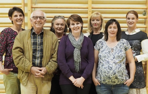 Das Projektteam der Genossenschaft Geburtshaus Maternité Alpine (v.l.n.r.): Präsidentin Ursula Michel, Dr. Ruedi Minnig, Hebamme Marianne Haueter, Finanzchefin Marianne Herbst, Grossrätin Anne Speiser, Mutter und Projektgruppenmitglied Fränzi Kuhnen und Dr. Nadine Kleinebekel.