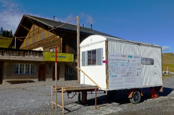 Das Provisorium Sparenmoos wird zum Providurium. Mit der nötigen Flexibilität und Improvisationsgabe lässt sich auch in einer ausgedienten Baubaracke ein herrliches Fondue drehen.
