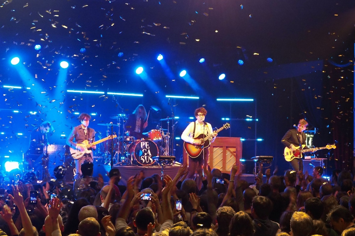 Das Publikum genoss den Konfettiregen während dem Pegasus-Song «Lay Low».