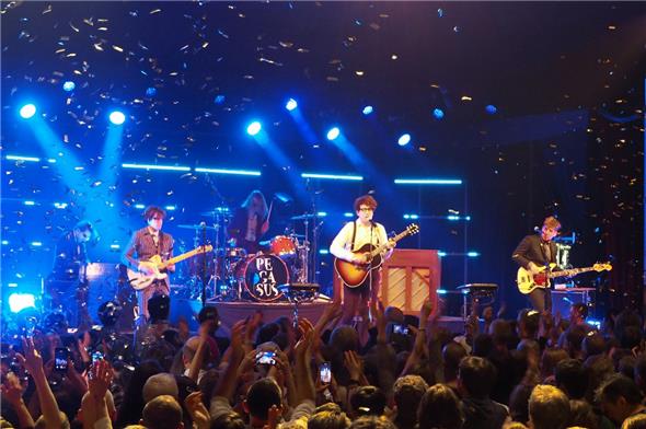 Das Publikum genoss den Konfettiregen während dem Pegasus-Song «Lay Low».