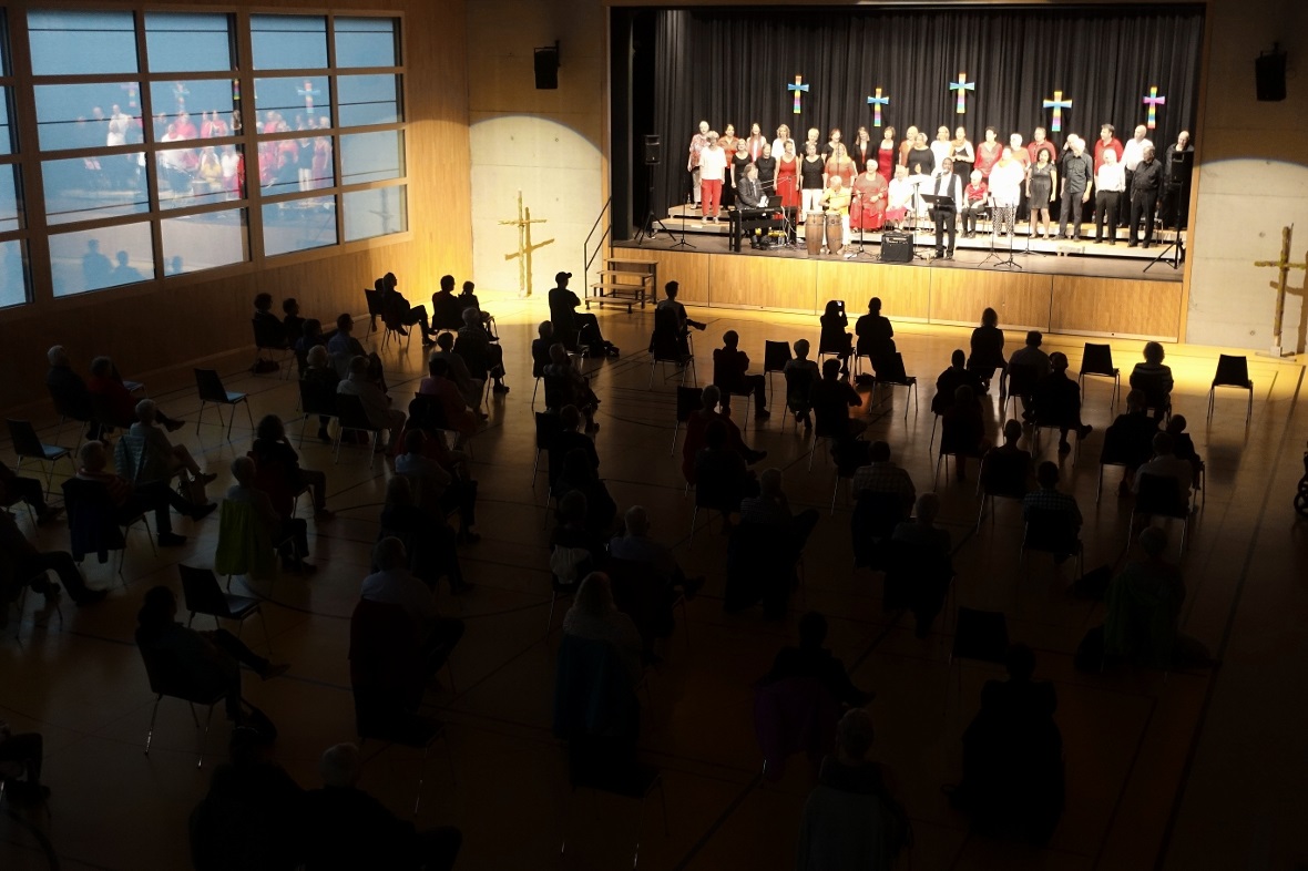 Das Publikum hielt den notwenigen Abstand zueinander ein.