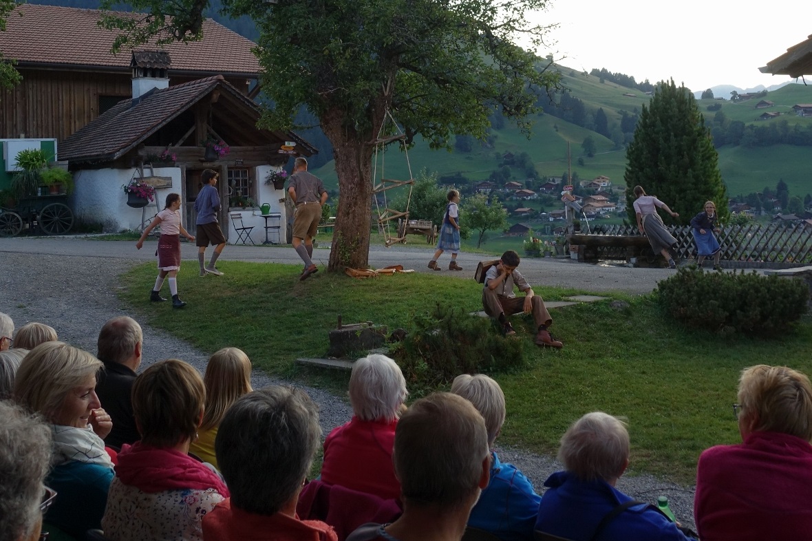 Das Publikum schaut dem kindlichen Übermut der Schuljugend gebannt zu.