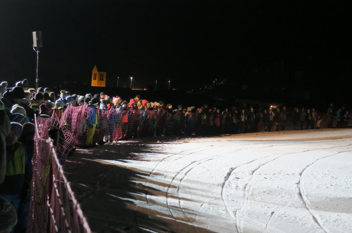 Das Publikum wartet gespannt auf den ersten Auftritt.