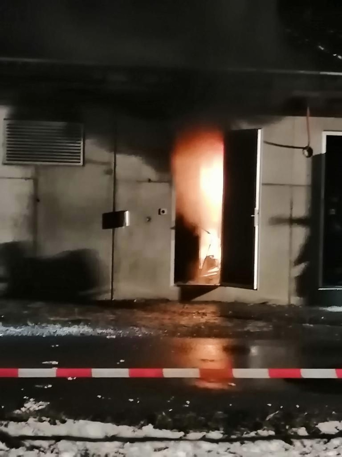 Das Pumpenhaus im Gwatt, Zweisimmen steht in Flammen.