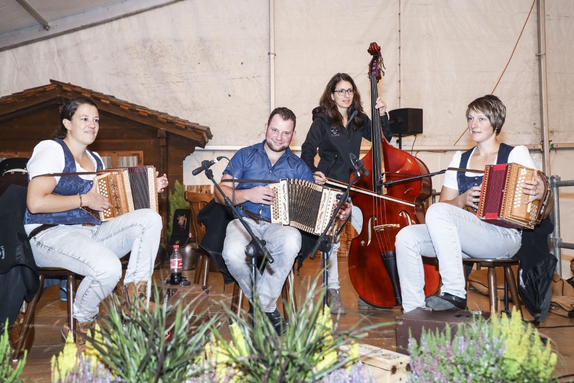 Das Quartett «SQ Hiubi Chiubi» spielte zum Tanz auf.