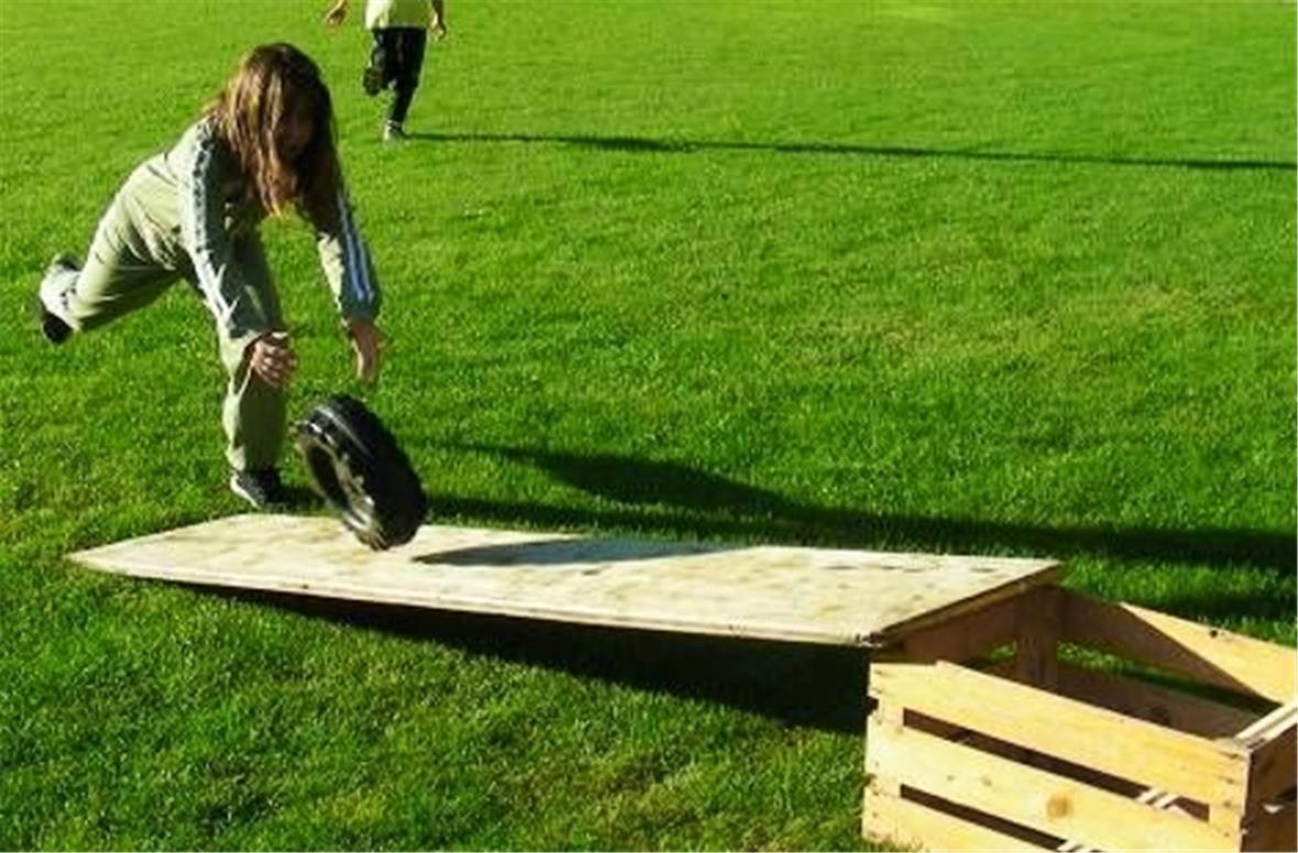 Das Rad gehört in die Kiste.