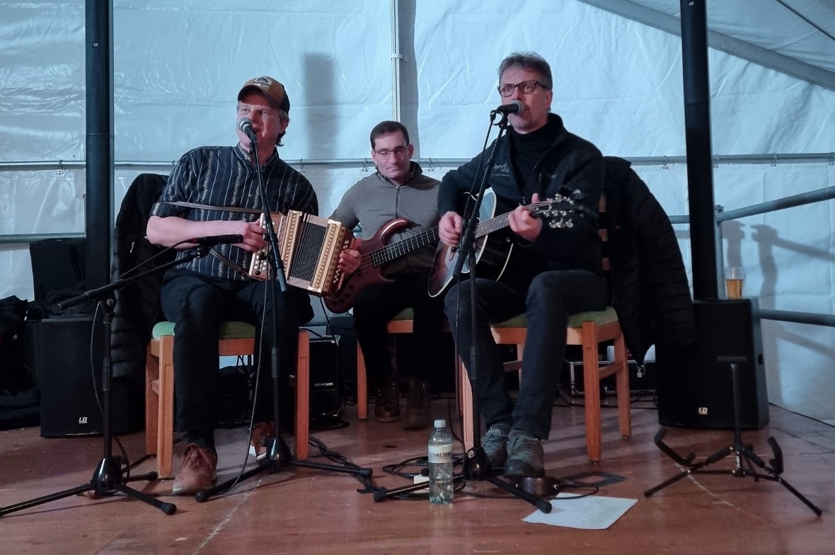 Das Redneck Trio bot hervorragende Neujahrsunterhaltung, von links nach rechts: Stephan Zeller, Lenk, Alfred Boss, Grindelwald, und Aschy Balmer, Grindelwald.
