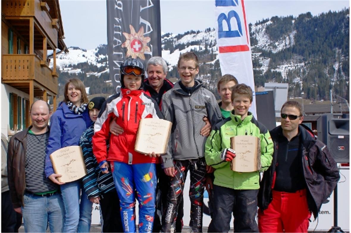 Das Rinderberg Derby ist eine ideale Volksabfahrt für gross und klein. Swiss-Ski hätte Freude: Das Podest ist voll in Schweizer Hand und ehrt zu zwei Drittel den starken Skitrainer-Namen Rufener. V.l.n.r. die Familien Marcel Spalinger (2.), Niklaus Rufener-Sumi (1.) und Erich Rufener (3.)