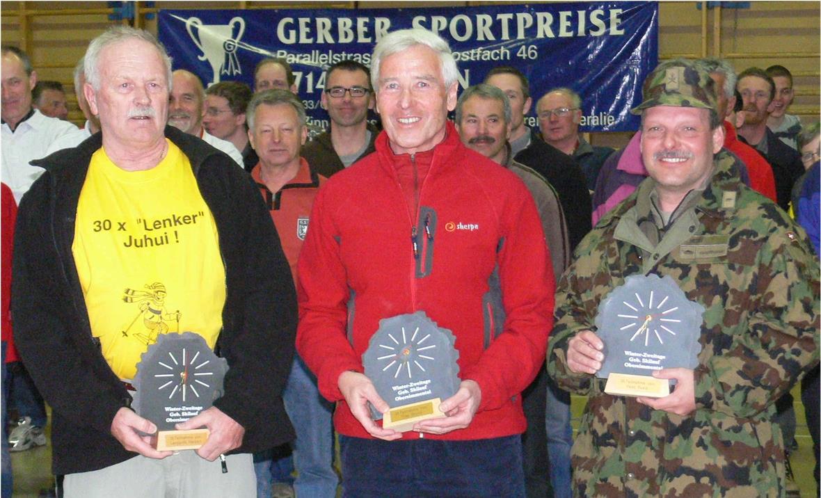 Das Schieferzytli erinnert an die erlebnisreichen Stunden. Den 30. Zweitägeler beendeten von links: Herbert Langguth, Langenthal, Bruno Frey Oberbuchsiten und Wachtmeister Ruedi Hess aus Wimmis.