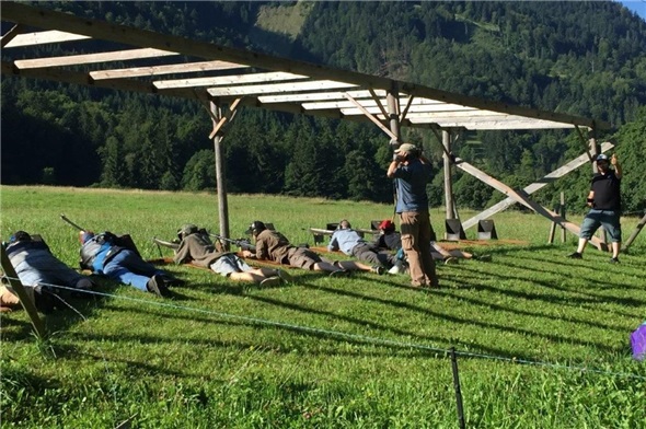 Das Schiessgelände: Wie früher legten sich die Schützen am Kastlanschiessen in Wimmis einfach auf den Boden.