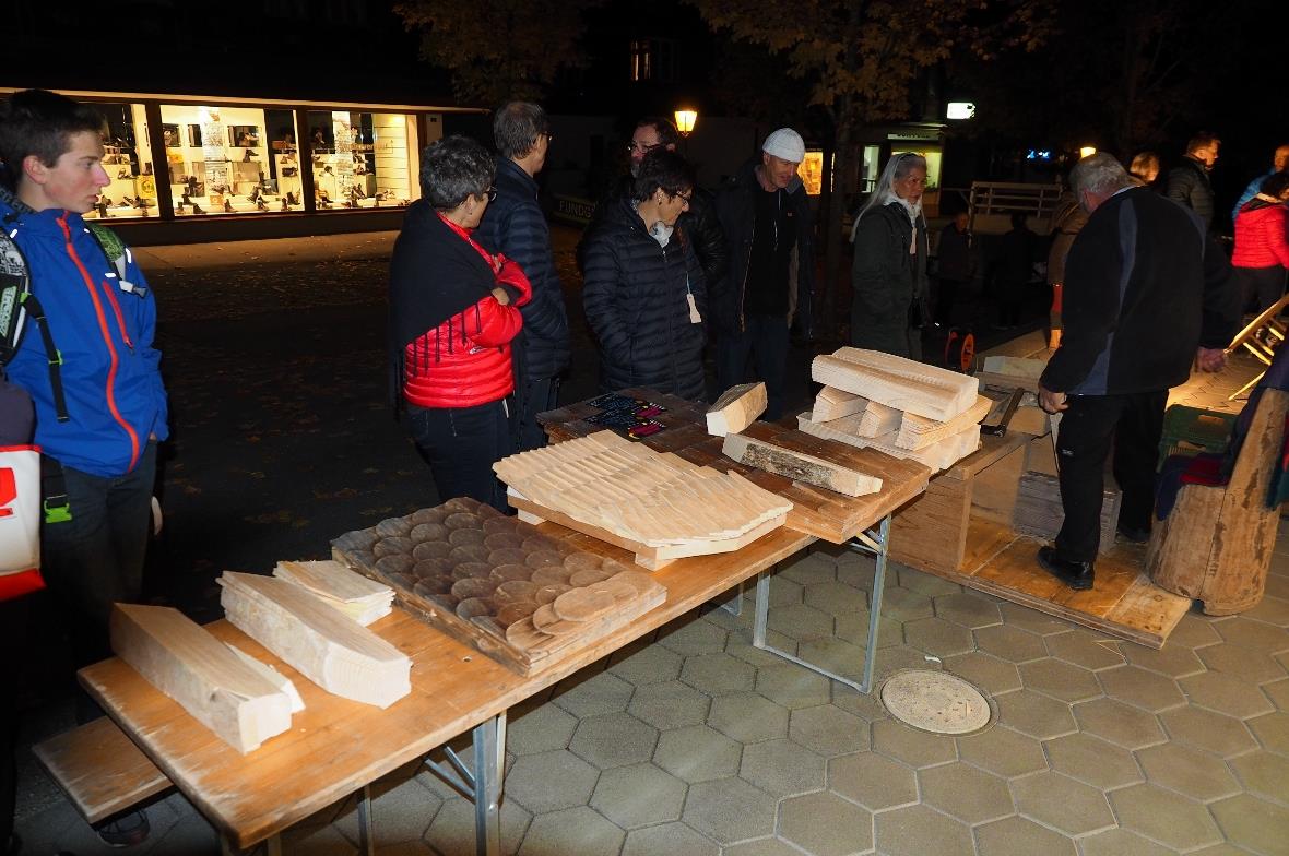 Das Schindelmacherhandwerk wurde von Hans Dänzer aus Jaun erklärt.