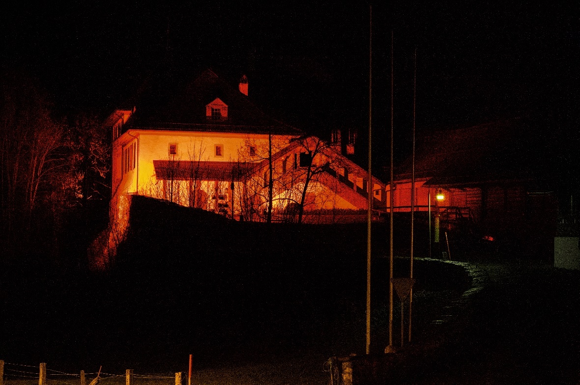 Das Schloss Blankenburg bekennt Farbe: Orange leuchtend steht es gegen Gewalt an Frauen und Kindern.