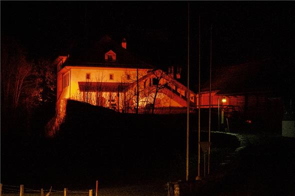 Das Schloss Blankenburg bekennt Farbe: Orange leuchtend steht es gegen Gewalt an Frauen und Kindern.