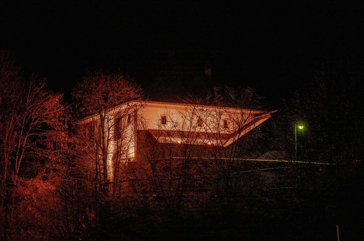 Das Schloss Blankenburg leuchtet zwischen dem 25. November und dem 10. Dezember in sattem Orange. Ebenso wie im Saanenland das Hotel Palace und die Reformierte Kirche Saanen.