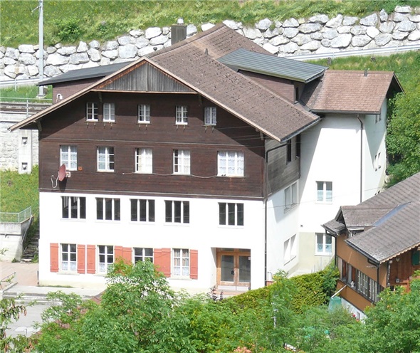 Das Schulhaus Garstatt steht zum Verkauf – zwei weitere private Gebäude in der Umgebung ebenfalls.