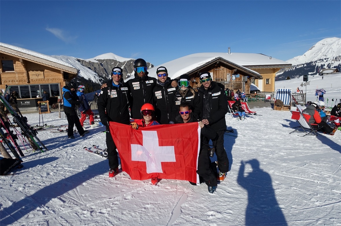 Das Schweizer Europacup-Team feierte am zweiten Heimrennen an der Lenk gleich einen Doppelsieg: Niki Lehikoinen (hintere Reihe, 2.v.l.) gewann vor Alex Marro (vorne links) und feierte mit dem Schweizer Betreuerteam (Coach, Physio, Servicemann und Konditionstrainer) seinen zweifachen Erfolg am Betelberg.