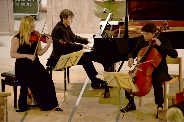 Das Schweizer Klaviertrio entzückte am Menuhin Festival Gstaad in der Kirche Zweisimmen mit geisterhaftem, spannungsvollem und präzisem Zusammenspiel.