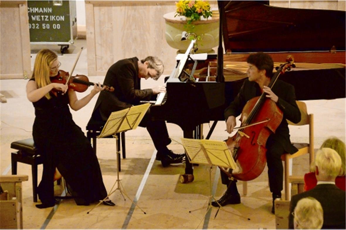 Das Schweizer Klaviertrio entzückte am Menuhin Festival Gstaad in der Kirche Zweisimmen mit geisterhaftem, spannungsvollem und präzisem Zusammenspiel.
