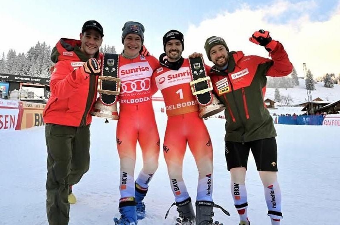 Weltcup-Rennen am Chuenisbärgli von Schweizer Doppelsieg gekrönt Das Schweizer Skiteam versetzte den Chuenisbärgli-Zielraum in einen kollektiven Freudentaumel (von links): Der viertplatzierte Thomas Tumler, Sieger Marco Odermatt, der zweitplatzierte Loïc Meillard sowie der Berner Luca Aerni im 7. Rang.