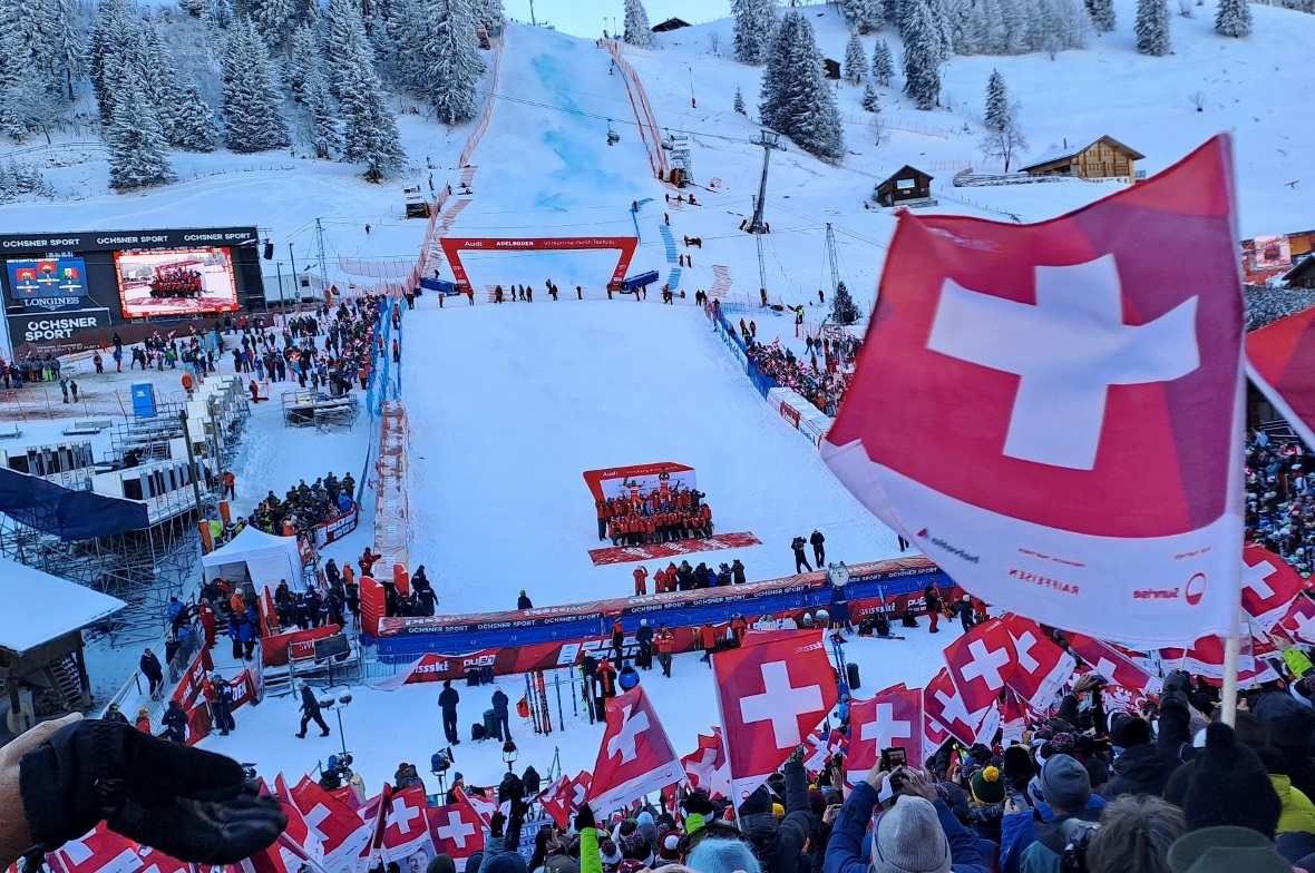 Weltcup-Rennen am Chuenisbärgli von Schweizer Doppelsieg gekrönt Das Schweizer Team feierte im Zielraum seine Topfahrer Meillard und Odermatt.