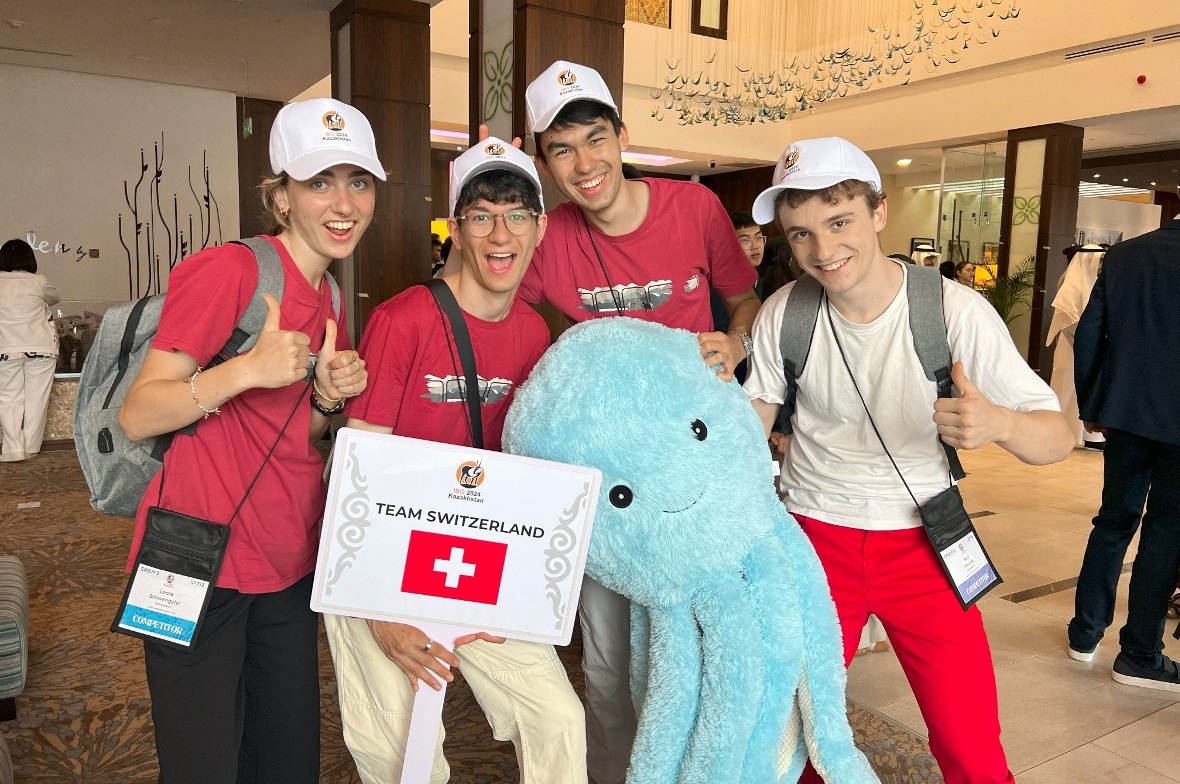 Wertvolle Horizonterweiterung für Nico Amstutz in Kasachstan Das Schweizer Team mit Glücksbringer «Tinti» und Nico Amstutz (rechts).