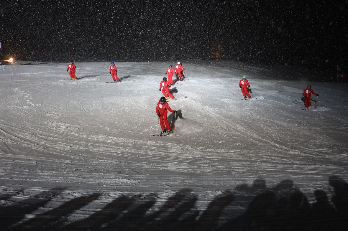 Das Schweizerkreuz einmal in Bewegung.