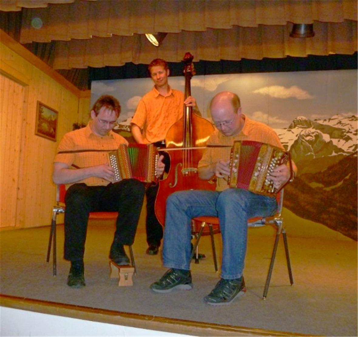 Das Schwyzerörgeliquartett Abebärg hat sichtlich viel Freude am Musizieren... auch wenn sie nur zu dritt sind.