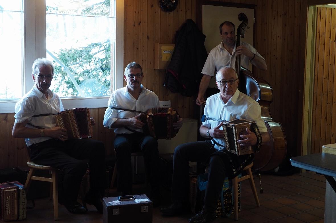 Das Schwyzerörgeliquartett Arisgruess begrüsst die Gäste im Restaurant Chrindi