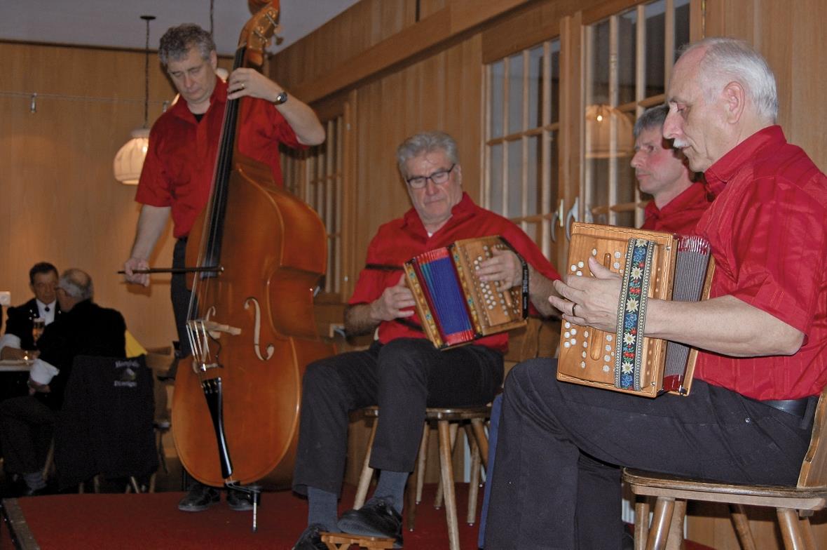 Das Schwyzerörgeliquartett Häxeschuss spielte zum Tanz auf.