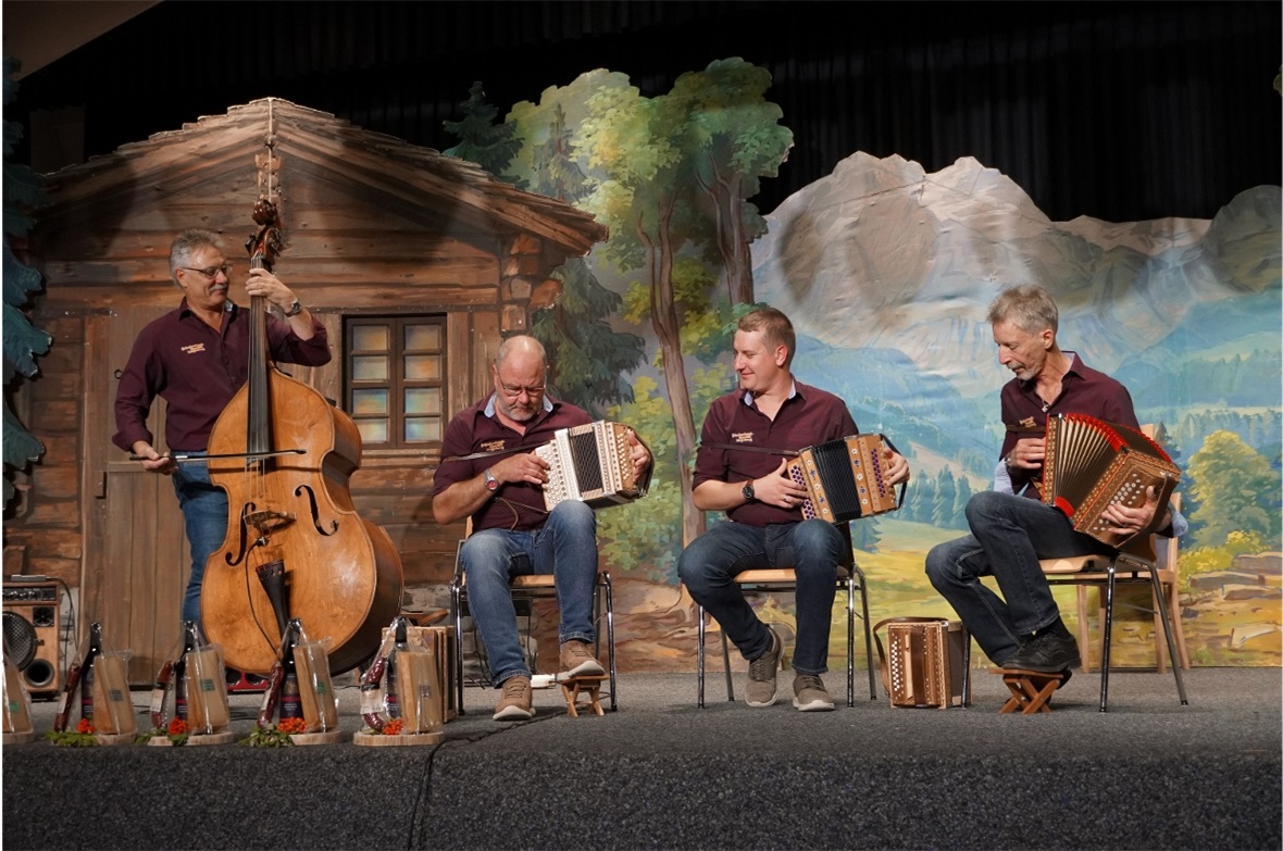 Das Schwyzerörgeliquartett Längenberg mit dem Mannrieder Musiker Benz Hefti am B...