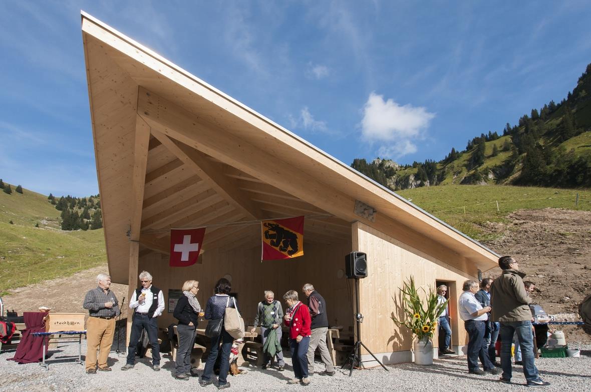 Das Seehüttli mit Grillstelle, Spieltischen und rollstuhlgängigem WC.