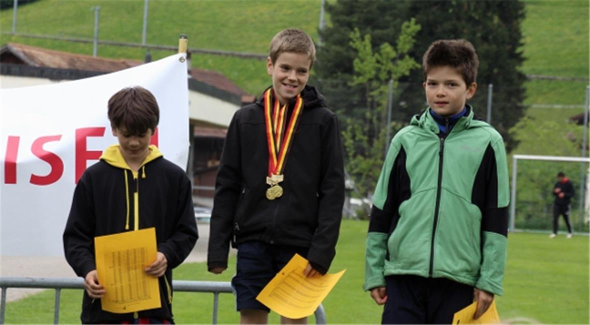Das Sieger-Trio im 1000-m Lauf der ältesten Läufer.