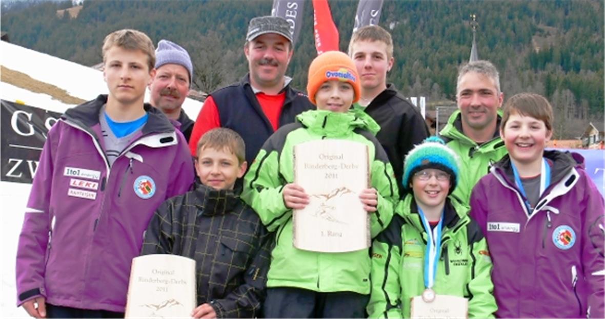 Das Siegerpodest zum Familien-Derby. Von links: Das Zweisimmer Trio Grünenwald als 2. Die siegreichen Moors und als 3. das Trio Rösti beide aus St. Stephan.
