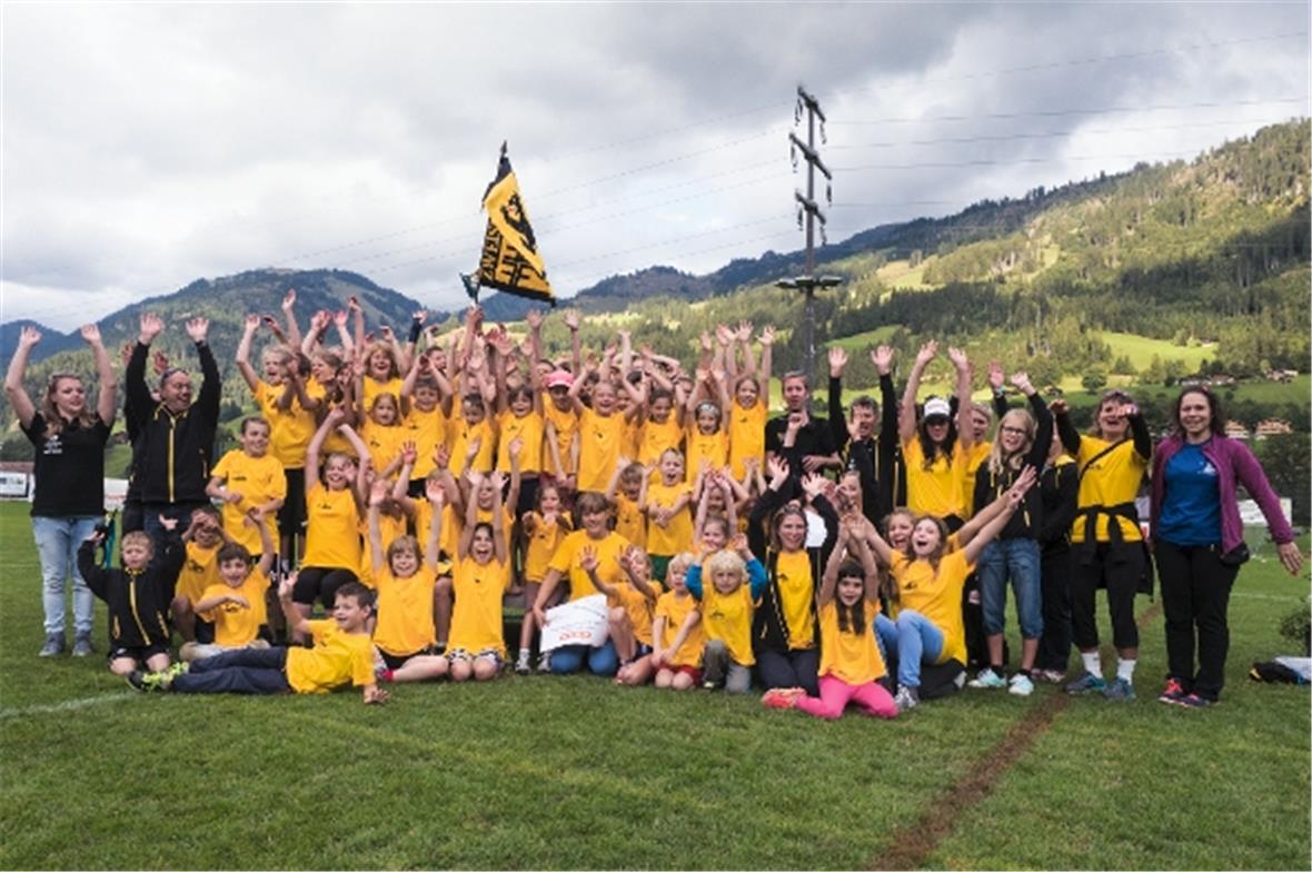 Das Siegerteam des TV Zweisimmen mit Trainern und Betreuern freut sich über den Sieg an den Jugendturntagen.