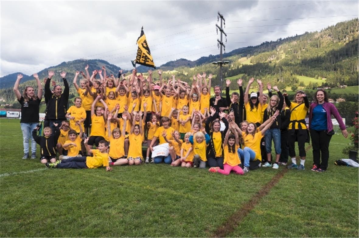 Das Siegerteam des TV Zweisimmen mit Trainern und Betreuern freut sich über den ...