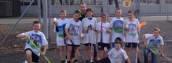 Das Siegerteam mit den Pokalen.