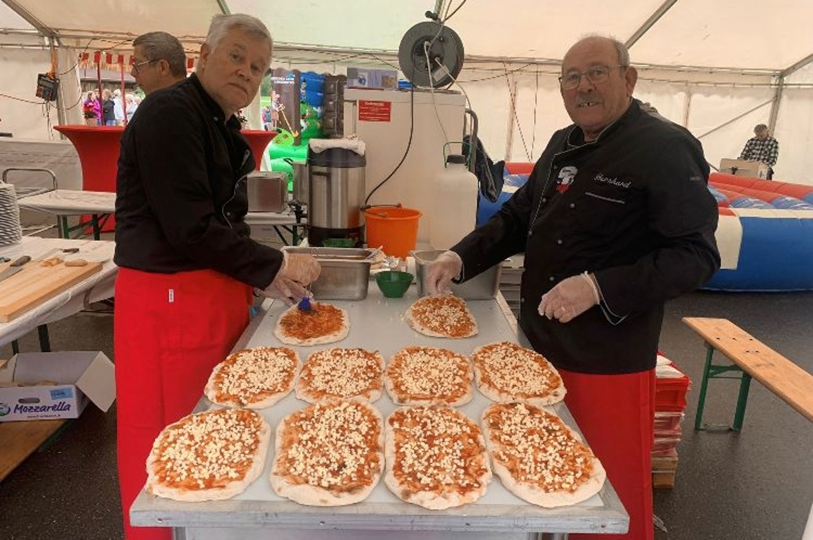 Das Simme-Chuchiteam beim Belegen der Pinsa.