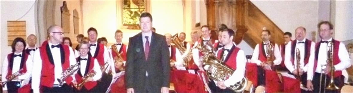 Das Simmentaler Brass Ensemble in rot und weiss.