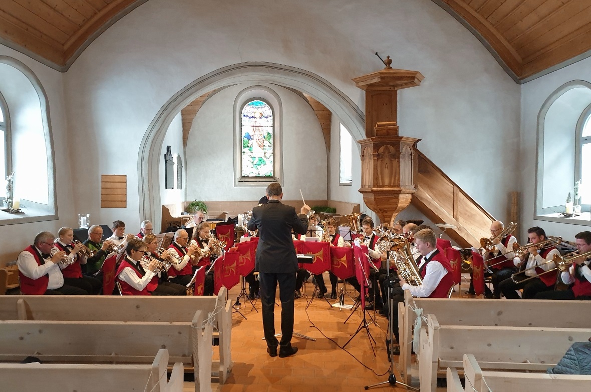 Das Simmentaler Brass Ensemble unter der Leitung von Dirigent Charly von Grünigen meisterte die anspruchsvollen Stücke mit Bravour.